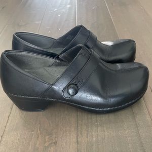 DANSKO Solstice Slip On Leather Heel Clog Button Sz 39 Black